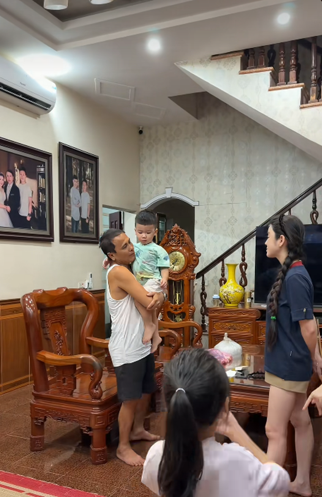 Cầm roi dạy con trước mặt bố chồng, Chu Thanh Huyền lên tiếng giải thích - Ảnh 1.