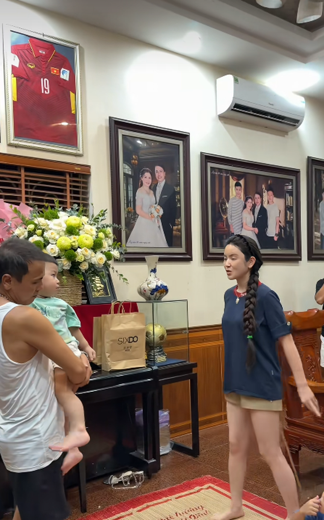 Cầm roi dạy con trước mặt bố chồng, Chu Thanh Huyền lên tiếng giải thích - Ảnh 2.