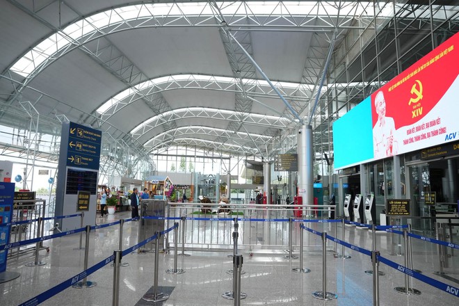 7h sáng nay - 19/8, đây là chuyến bay đầu tiên hạ cánh trên đường băng "nghìn tỷ" mới toanh tại sân bay Liên Khương - Ảnh 11.