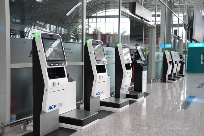 7h sáng nay - 19/8, đây là chuyến bay đầu tiên hạ cánh trên đường băng "nghìn tỷ" mới toanh tại sân bay Liên Khương - Ảnh 9.