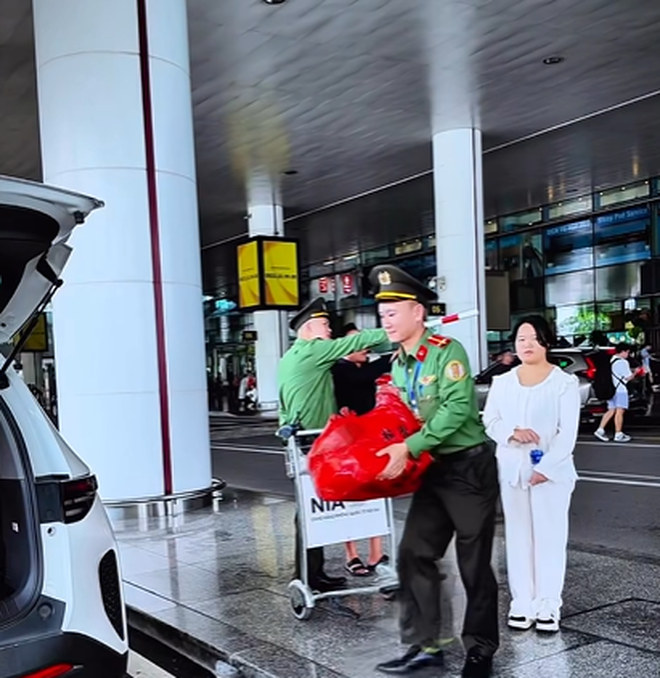 Cô gái Việt trở về sau 15 năm lưu lạc ở nước ngoài, Công an cửa khẩu cảng HKQT Nội Bài có hành động bất ngờ - Ảnh 3.