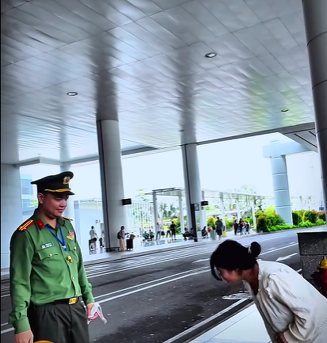 Cô gái Việt trở về sau 15 năm lưu lạc ở nước ngoài, Công an cửa khẩu cảng HKQT Nội Bài có hành động bất ngờ - Ảnh 4.