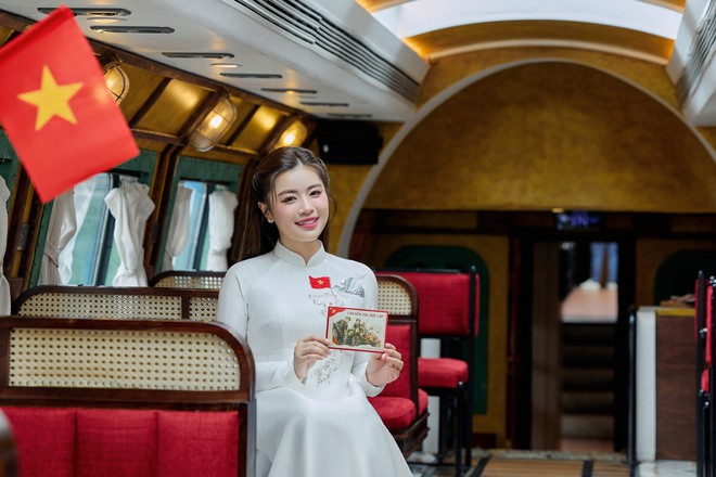 Cảnh tượng đặc biệt trên tàu du lịch 2 tầng của Hà Nội ngay trước thềm lễ 2/9 - Ảnh 3.