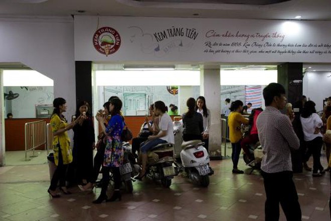 Đúng 1 tuần từ khi cánh cửa tại 35 Tràng Tiền đóng lại, di sản 70 năm từ thời "bao cấp" của triệu người Hà Nội dần "đổi chỗ" - Ảnh 6.