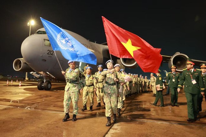 Tối qua - 27/9, sân bay Tân Sơn Nhất ghi nhận một máy bay mang sứ mệnh đặc biệt hạ cánh - Ảnh 2.