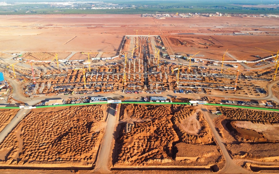 Toàn cảnh công trường xây dựng sân bay lớn nhất Việt Nam, 4.000 người làm việc ngày đêm, đường băng dự kiến vượt tiến độ