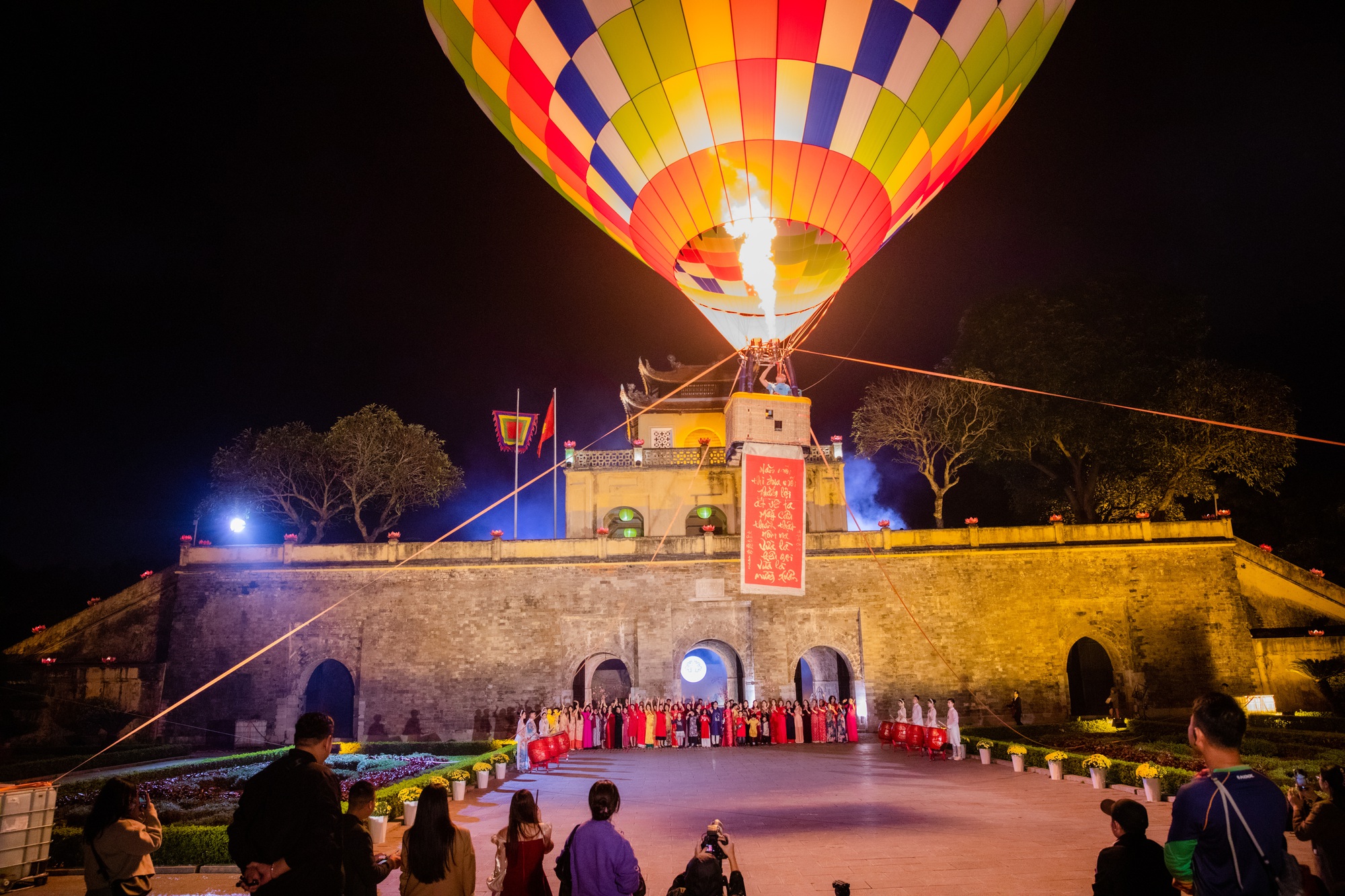 Biểu diễn khinh khí cầu tại Hoàng Thành.jpg