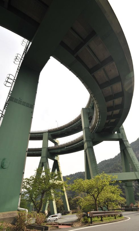 Chứng minh mình có cơ sở hạ tầng 'không thể đùa', Nhật Bản xây công trình ‘uốn lượn như rắn’ dài hơn 1.000 mét: Báo chí nước ngoài phải tấm tắc ‘quả là ngoạn mục’ - Ảnh 1.