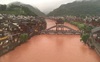 Nước lũ tuôn ào ạt như thác từ cửa sổ tầng 3 nhà dân trong trận lũ lụt nghiêm trọng nhất 2 thập kỷ ở Trung Quốc