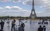 Pháp mở cửa trở lại tháp Eiffel, đánh dấu cột mốc mới trong quá trình hồi phục sau đại dịch