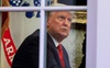 Ông Trump úp mở về một đòn giáng mạnh, nhưng nhóm pháp lý lại vừa 