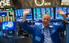 Dow Jones mở cửa với mức tăng lớn nhất lịch sử, vắc xin chưa thể giúp nước Mỹ thoát khỏi đợt bùng phát dịch tồi tệ