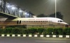 Máy bay Ấn Độ kẹt dưới gầm cầu, người qua đường vừa hoang mang vừa thích thú