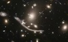 Hubble đã phát hiện ra một con rồng vàng bí ẩn cách chúng ta 4 tỷ năm ánh sáng, trải dài 5 thiên hà!