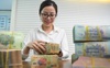 Cảnh báo tình trạng nhân viên ép khách mua bảo hiểm: Các ngân hàng lãi lớn như thế nào từ bán bảo hiểm?