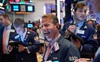 Phố Wall hồi phục sau tuần tồi tệ nhất kể từ tháng 10, Dow Jones tăng hơn 200 điểm