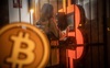 Bitcoin bùng nổ, tiến sát mốc 60.000 USD