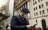 Bloomberg: Nhà đầu tư ‘dán mắt vào màn hình’ phòng biến động sau loạt giao dịch lô lớn trên Phố Wall tuần trước