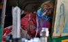 Sau bãi hỏa táng là loạt ảnh bệnh nhân Covid-19 ở Ấn Độ vật vã thở oxy chờ được nhập viện