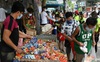 Quốc gia Đông Nam Á gồng mình chống COVID-19: Người dân xếp hàng từ 5h sáng để lấy thực phẩm miễn phí