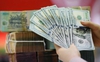 Vì sao USD giảm giá trên thị trường quốc tế nhưng lại tăng mạnh ở trong nước?