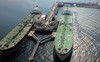 Nga gấp gáp bán dầu trước khi lệnh trừng phạt mới có hiệu lực, Trung Quốc và 2 quốc gia khác mua nhiều kỷ lục