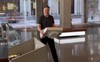 Tỉ phú Elon Musk xách... bồn rửa đến thăm văn phòng Twitter