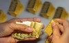 Giá vàng đi ngang, nhà đầu tư nên mua hay bán?