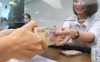 Ngân hàng nâng lãi suất, tiền gửi của người dân lập tức tăng mạnh hơn 100.000 tỷ trong một tháng