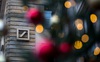 Bê bối chấn động ngành ngân hàng Mỹ: Deutsche Bank sa thải 4 sếp cấp cao vì rủ nhau đi CLB thoát y nhưng xài tiền công quỹ