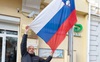 Chuyện thật như đùa: Ukraine yêu cầu 1 nước EU cất quốc kỳ vào góc vì... quá giống cờ Nga