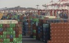 Chuỗi cung ứng 'khó càng thêm khó': Các thùng hàng container mắc kẹt và chất đống ở cảng biển lớn nhất thế giới, cước vận chuyển có thể lại tăng cao