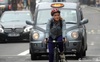 Anh lo ngại tình trạng thiếu tài xế taxi do giá xăng cao kỷ lục