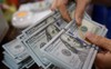 WSJ: Giới đầu tư bán tháo các tài sản rủi ro để 'tích trữ' đồng USD