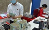 Nên siết hay nới room tín dụng?