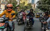 Vượt đèn đỏ, lao vào dòng xe ngược chiều để giao 1 ổ bánh mì trong 10 phút: Nghề nguy hiểm, lương thấp, không thời gian hẹn hò lại thu hút nhiều người