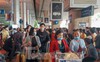 Sân bay Tân Sơn Nhất đông nghịt người đón Việt kiều