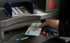 Nhu cầu rút tiền mặt tại các cây ATM giảm một nửa