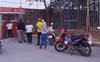 Ngày càng ít người dân rút tiền từ máy ATM