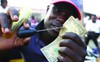 Vá tiền rách - nghề “lạ” ở Zimbabwe