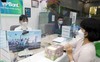 Lãi suất ngân hàng dù hạ nhiệt vẫn hút người gửi tiền