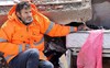Khoảnh khắc ám ảnh trong thảm họa động đất ở Thổ Nhĩ Kỳ: Cha bất lực nắm chặt tay con gái đã thiệt mạng dưới đống đổ nát
