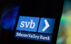 Phiên trước vừa giảm 60%, nay lại mất 62%: Cổ phiếu ngân hàng SVB bị ngừng giao dịch, công ty 'quẫn trí' chuẩn bị 'bán mình'