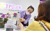 Lãi suất tăng cao, 62% tiền gửi huy động được của ngân hàng niêm yết năm 2022 đến từ quý 4