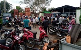Sao bão, hàng ngàn người Quảng Ngãi chen lấn đi mua ngói