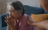 Cụ bà U80 được 1 người lạ mặt vào thăm đều đặn ở viện dưỡng lão trong suốt 2 năm: Lúc con cháu phát hiện, tất cả bật khóc khi biết lý do