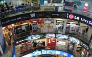 Không cần tìm đâu xa, trung tâm thương mại điện tử lớn nhất Singapore cũng đang bán máy đào bitcoin, ethereum