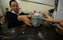 Giữ USD hay chuyển sang VND?