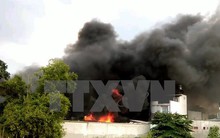 TP.HCM: Cháy lớn thiêu rụi toàn bộ xưởng chứa tôm đông lạnh