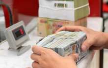 Giá USD ngân hàng bật tăng mạnh lên sát mức trần